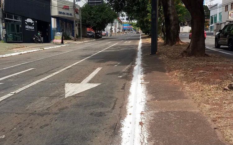Imagem Ilustrando a Notícia: Ciclistas reclamam da falta de sinalização e vias exclusivas na Avenida 85, em Goiânia