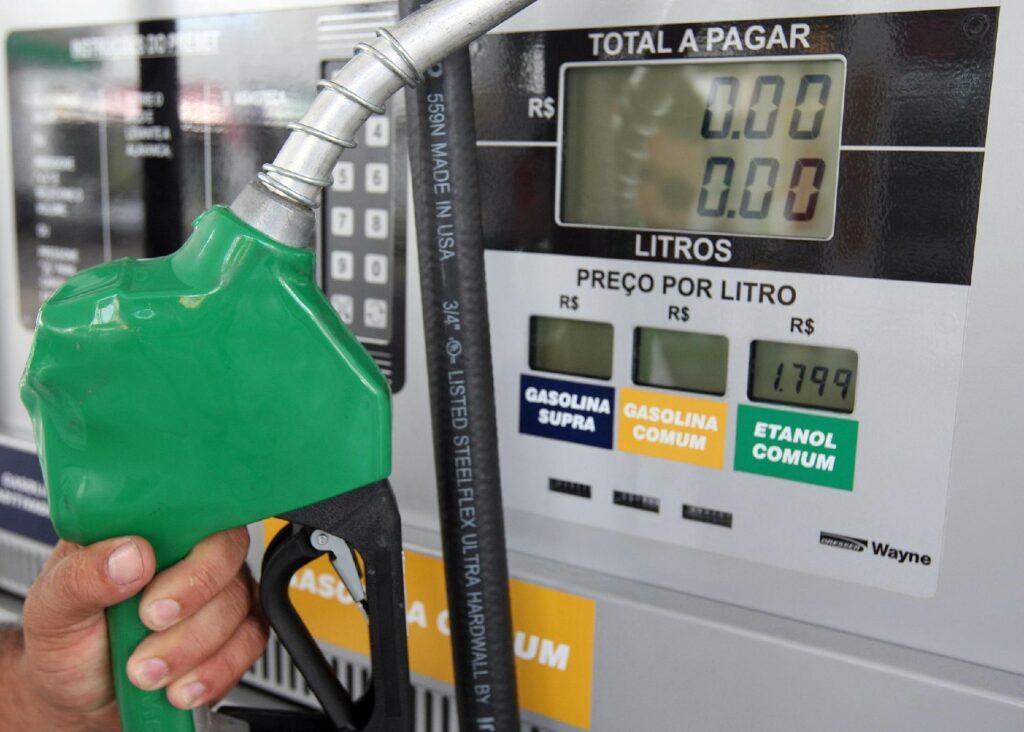 Imagem Ilustrando a Notícia: Motoristas devem redobrar atenção nos preços dos combustíveis na bomba a partir de sábado (07)
