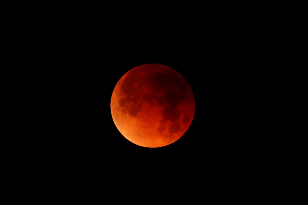 Imagem Ilustrando a Notícia: Lua de Sangue, mais conhecida como eclipse total, é vista em todo Brasil