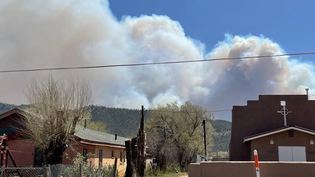 Imagem Ilustrando a Notícia: Incêndio em floresta de Las Vegas obriga centenas de moradores a deixarem suas casas