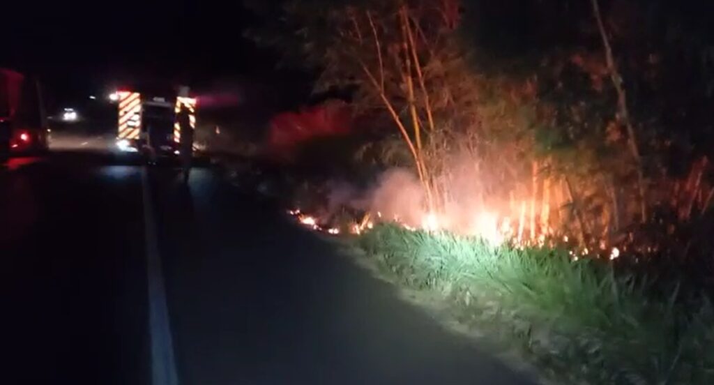 Imagem Ilustrando a Notícia: PRF prende trabalhador rural por atear fogo às margens de rodovia perto de Rio Verde