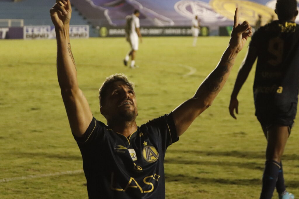 Imagem Ilustrando a Notícia: Luiz Paulo comemora gol em vitória da Aparecidense: “Não tem estreia melhor”