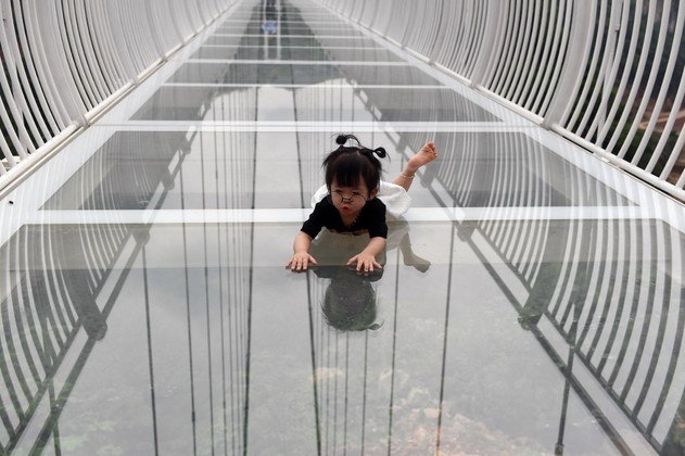 Imagem Ilustrando a Notícia: Conheça a ponte de vidro mais longa do mundo que passa sobre vale de 150 metros de profundidade