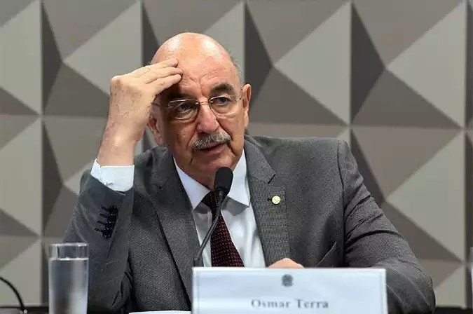 Imagem Ilustrando a Notícia: Ex-ministro Osmar Terra confunde Guilherme Boulos com presidente do instituto de pesquisas Quaest