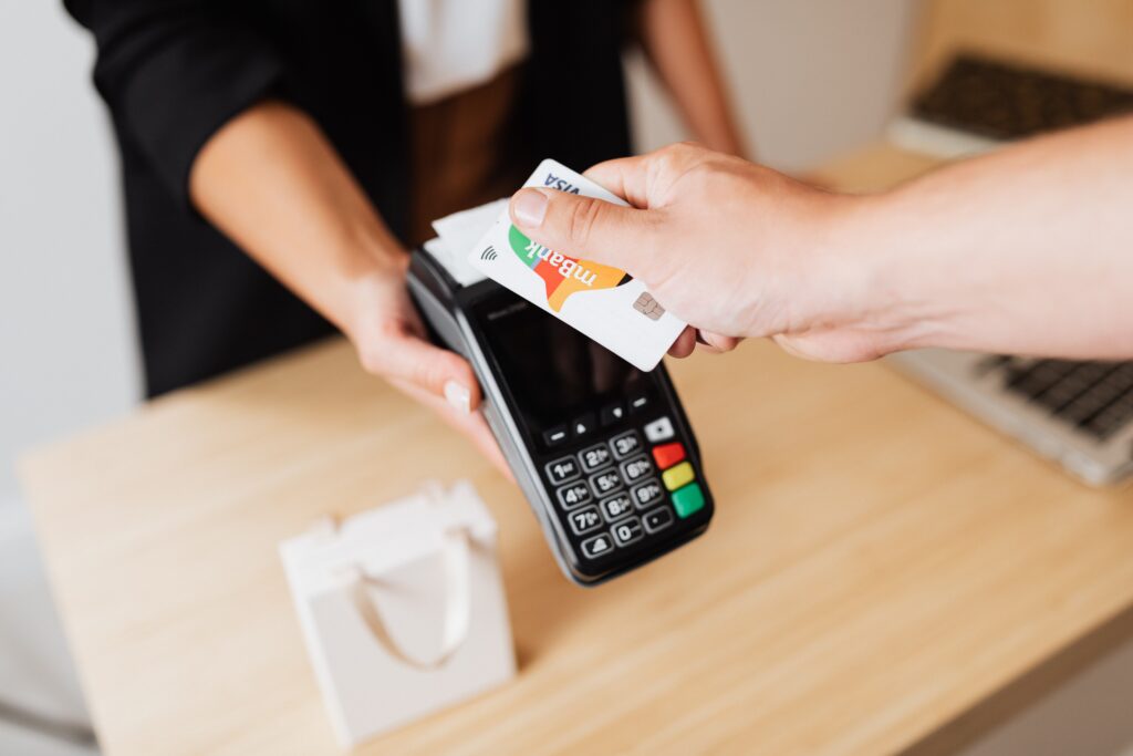 Imagem Ilustrando a Notícia: Pagamentos com cartões de crédito crescem 42% no primeiro trimestre de 2022 e março registra índice histórico