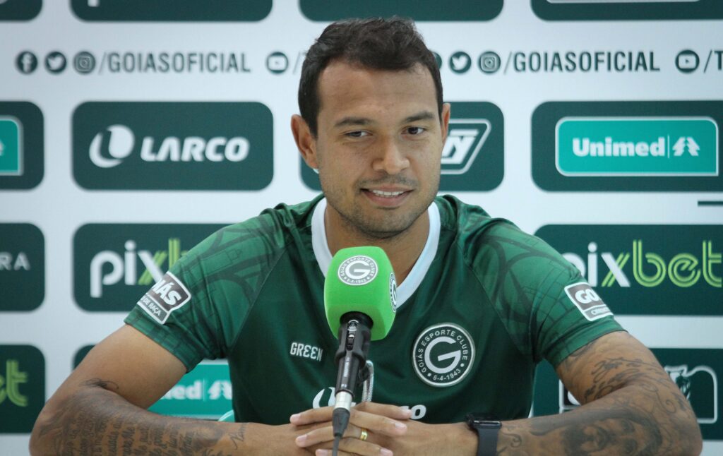 Imagem Ilustrando a Notícia: Goiás exerce compra de Vinicius que tem seu contrato renovado por mais três anos