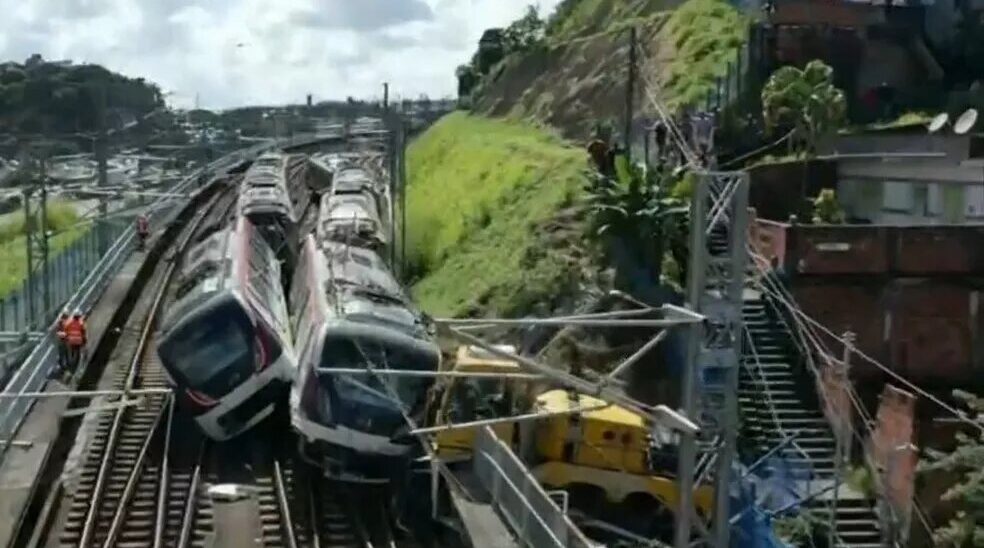 Imagem Ilustrando a Notícia: Trens tombam após colisão com caminhão de serviço no metrô de Salvador; assista