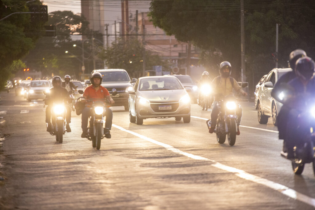 Imagem Ilustrando a Notícia: Trânsito trava a 11 km/h nas principais vias de Goiânia