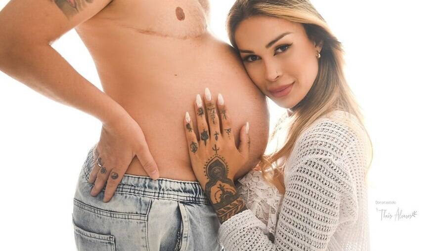 Imagem Ilustrando a Notícia: ‘Somos capazes de tudo’, diz tatuadora trans que fez tratamento hormonal para amamentar bebê