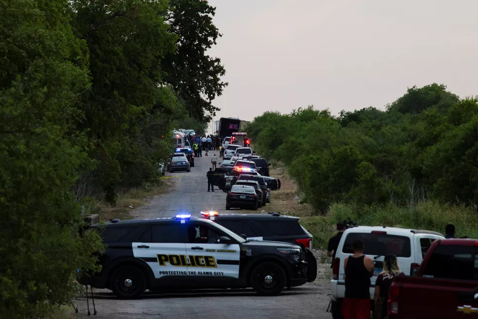 Imagem Ilustrando a Notícia: Polícia encontra 46 pessoas mortas dentro de caminhão nos EUA