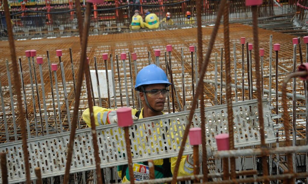 Imagem Ilustrando a Notícia: Setor da construção empregou 2 milhões de pessoas em 2020, diz IBGE