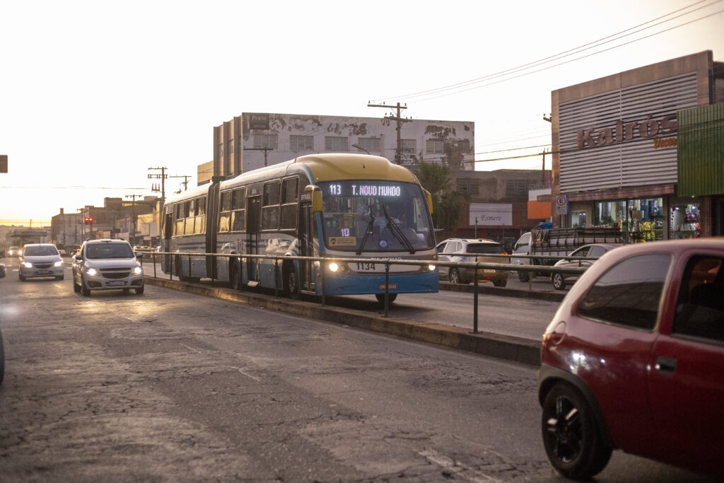 Imagem Ilustrando a Notícia: TCE suspende aluguel de ônibus elétricos para a linha do Eixo