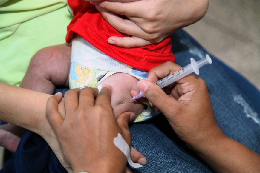 Imagem Ilustrando a Notícia: No mês de conscientização a vacinação, conheça as principais vacinas e testes essenciais para recém-nascidos
