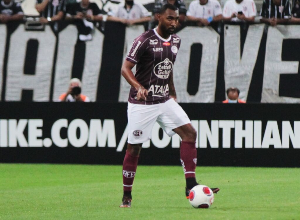 Imagem Ilustrando a Notícia: Goiás contrata zagueiro e atacante deixa o Atlético Goianiense