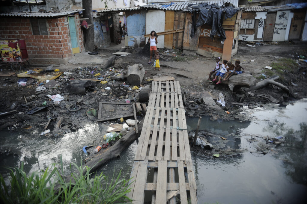 Imagem Ilustrando a Notícia: Mais de 62 milhões de brasileiros vivem abaixo da linha da pobreza, aponta FGV