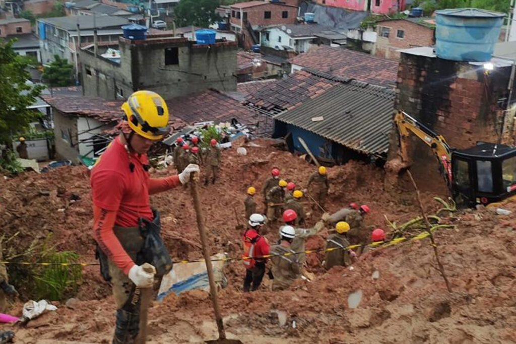 Imagem Ilustrando a Notícia: Com ajuda de militares goianos, bombeiros encontram última vítima das chuvas de Pernambuco