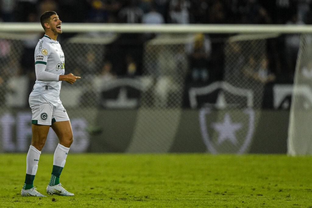 Imagem Ilustrando a Notícia: Fora de casa, Goiás vence de virada o Botafogo com dois gols de Pedro Raúl; treinador volta a ter desfalques