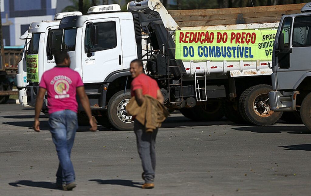 Imagem Ilustrando a Notícia: Após reajuste nos combustíveis, caminhoneiros prometem greve
