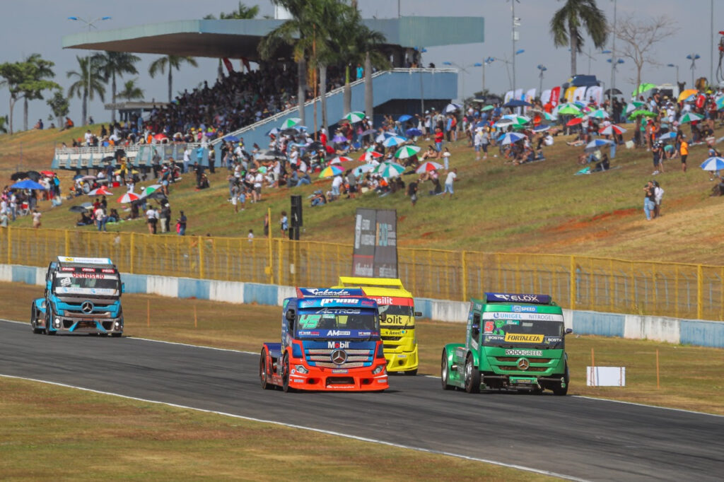 Imagem Ilustrando a Notícia: Caminhões da Copa Truck fazem o chão do Autódromo de Goiânia tremer