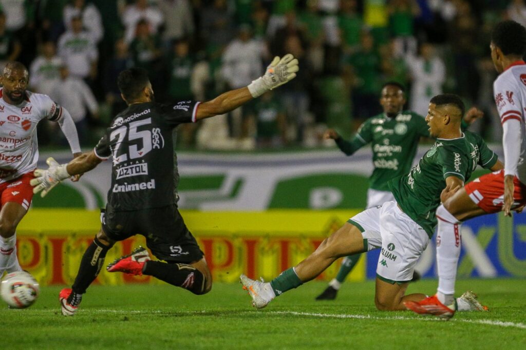 Imagem Ilustrando a Notícia: Com gol de pênalti no fim, Vila Nova empata com o Guarani, fora de casa