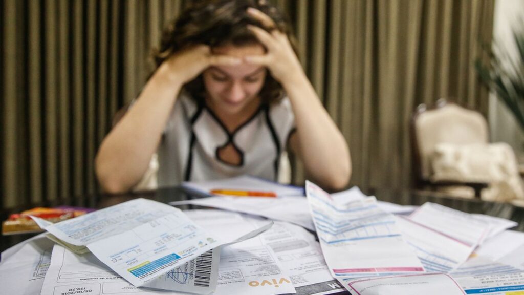 Imagem Ilustrando a Notícia: Dívidas: Inadimplência bate recorde e atinge 66,1 milhões de brasileiros em abril