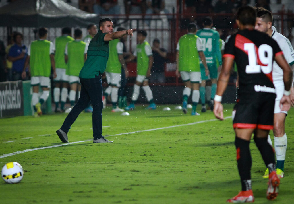 Imagem Ilustrando a Notícia: Jair Ventura classifica empate entre Atlético Goianiense e Goiás como justo