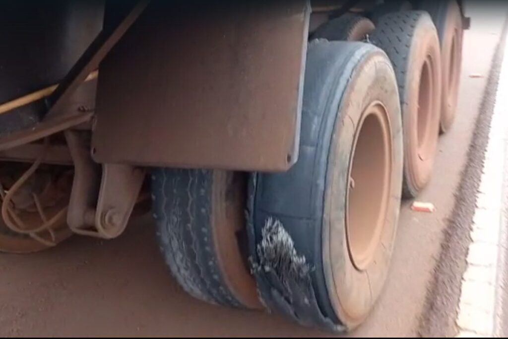 Imagem Ilustrando a Notícia: Rio Verde: PRF flagra veículo de carga com metade dos pneus em mau estado