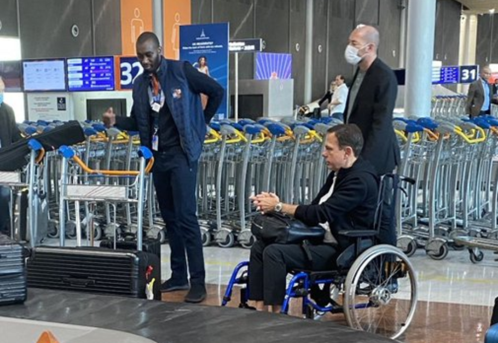 Imagem Ilustrando a Notícia: Doria chega à Paris em cadeira de rodas; entenda o motivo