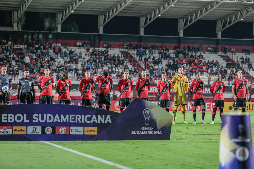 Imagem Ilustrando a Notícia: Fora de casa, Atlético Goianiense enfrenta o Olimpia, no jogo de ida das oitavas da Sul-Americana