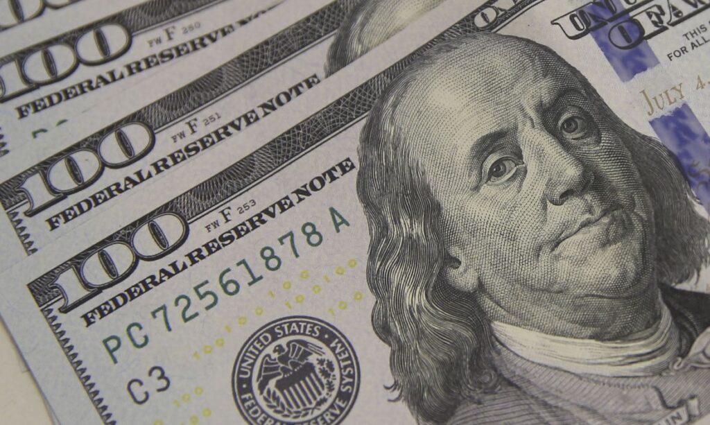 Imagem Ilustrando a Notícia: Dólar sobe para R$ 5,26 e fecha no maior valor desde fevereiro