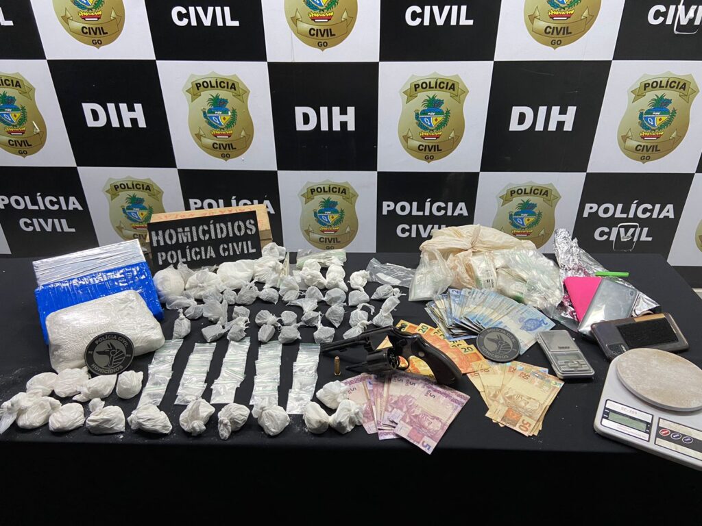 Imagem Ilustrando a Notícia: Polícia prende três suspeitos de assassinato em Goiânia e apreende R$ 250 mil em drogas