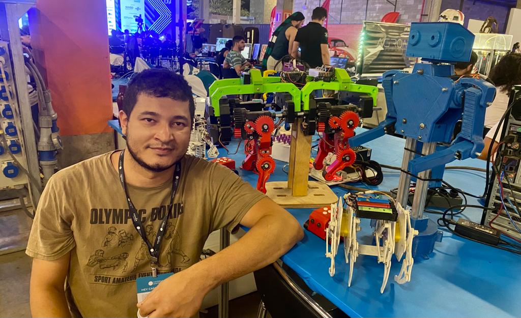 Imagem Ilustrando a Notícia: Campus Party: Professor cria robôs à base de resina de garrafa pet e ensina programação para crianças
