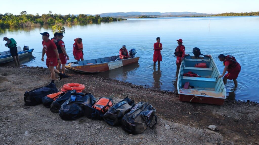 Imagem Ilustrando a Notícia: Operação faz buscas por policial civil e bombeiro desaparecidos após canoa naufragar no lago Serra da Mesa