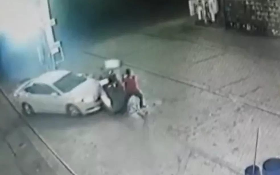 Imagem Ilustrando a Notícia: Câmeras flagram motorista atropelando frentista, em Anápolis