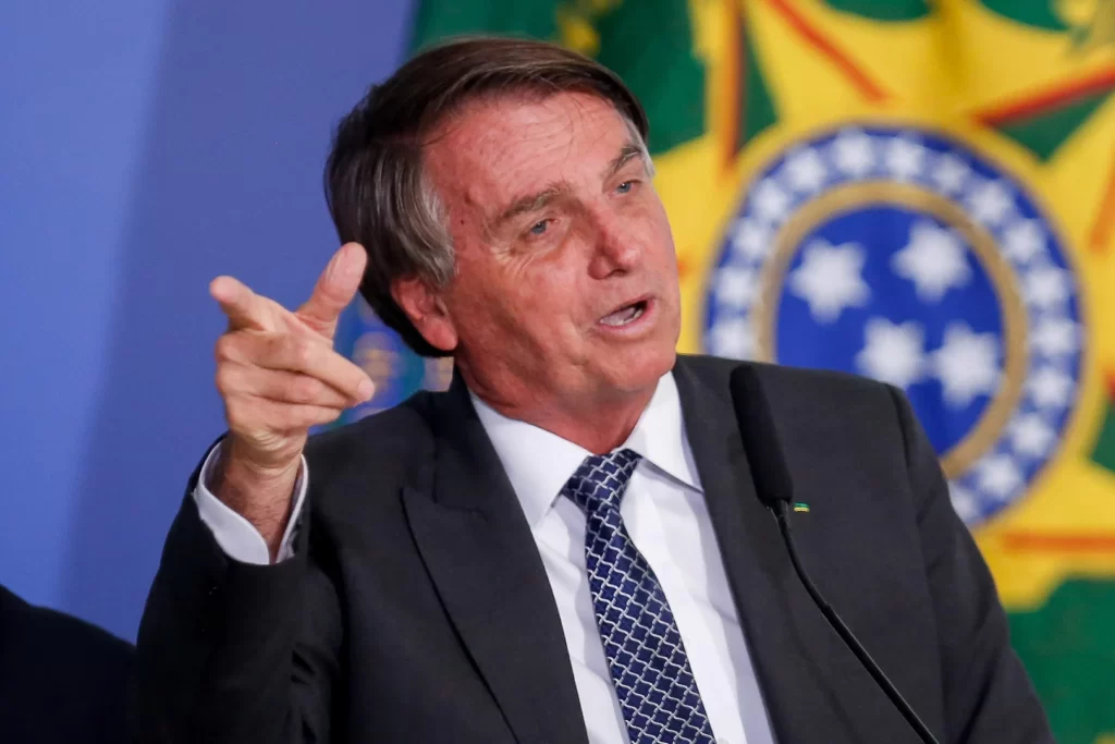 Imagem Ilustrando a Notícia: “Vou levar pancada o tempo todo”, afirma Bolsonaro sobre ir a debates