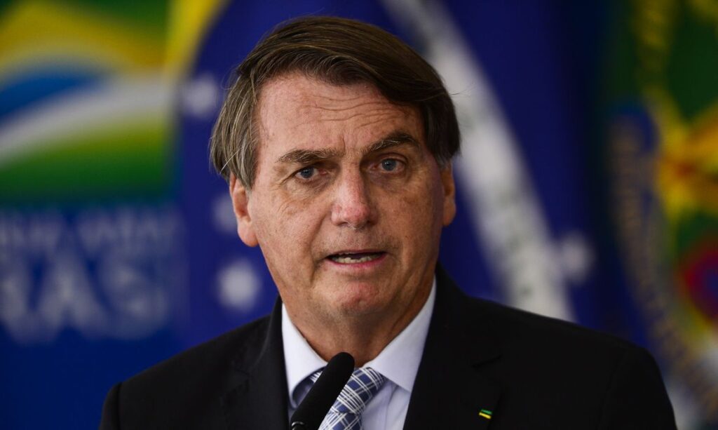 Imagem Ilustrando a Notícia: Bolsonaro defende CPI da Petrobras e propõe renúncia do presidente da estatal: Brasil pode “mergulhar num caos”