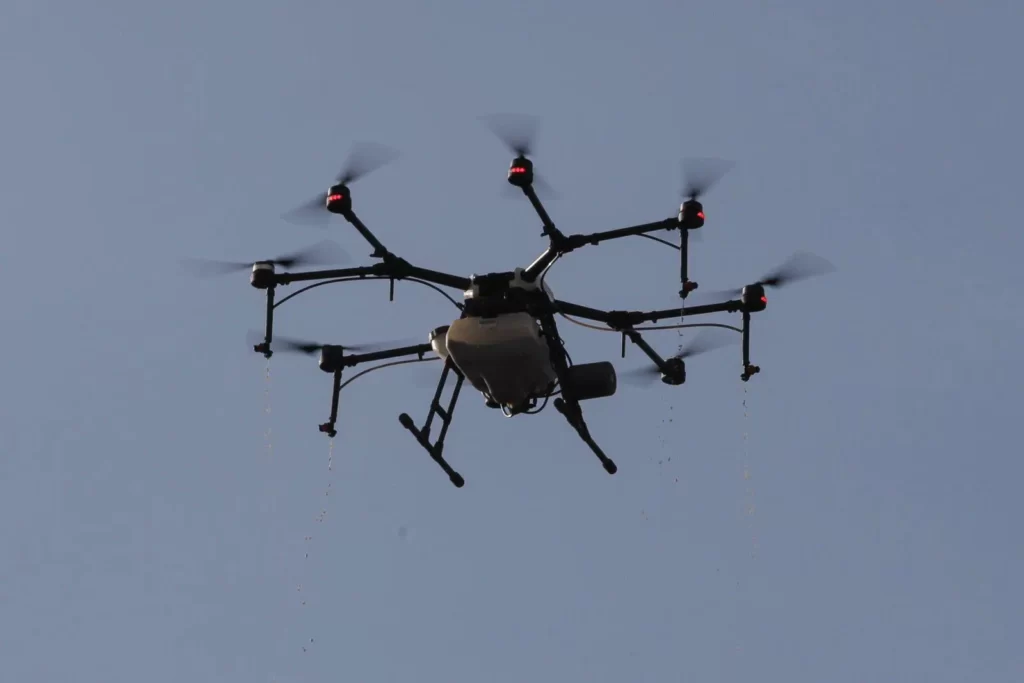 Imagem Ilustrando a Notícia: Líquido duvidoso é despejado por drone durante evento de Lula em Minas Gerais; Assista