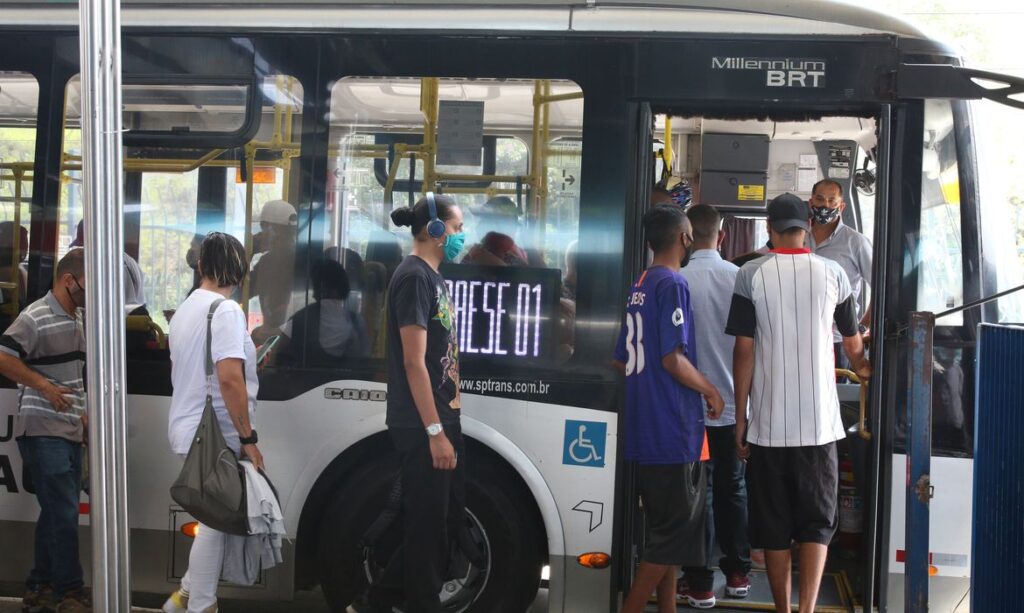 Imagem Ilustrando a Notícia: Gasolina mais cara faz pessoas trocarem carro por ônibus, aponta estudo
