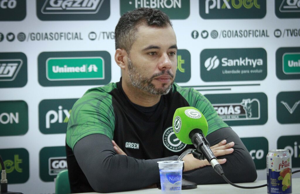 Imagem Ilustrando a Notícia: Jair Ventura não garante retorno de atacante e fala sobre jogo contra Botafogo: “Vamos em busca da vitória”