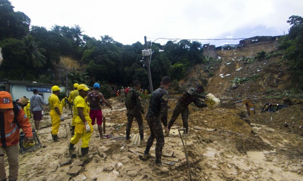 Imagem Ilustrando a Notícia: Vítimas de enchentes em Penambuco receberão auxílio emergencial de R$ 1,5 mil