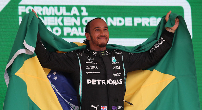 Imagem Ilustrando a Notícia: Lewis Hamilton ganha título de cidadão brasileiro  honorário