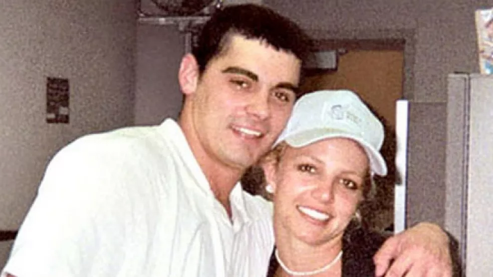 Imagem Ilustrando a Notícia: Ex-marido de Britney Spears é detido pela polícia após tentar invadir casamento da cantora
