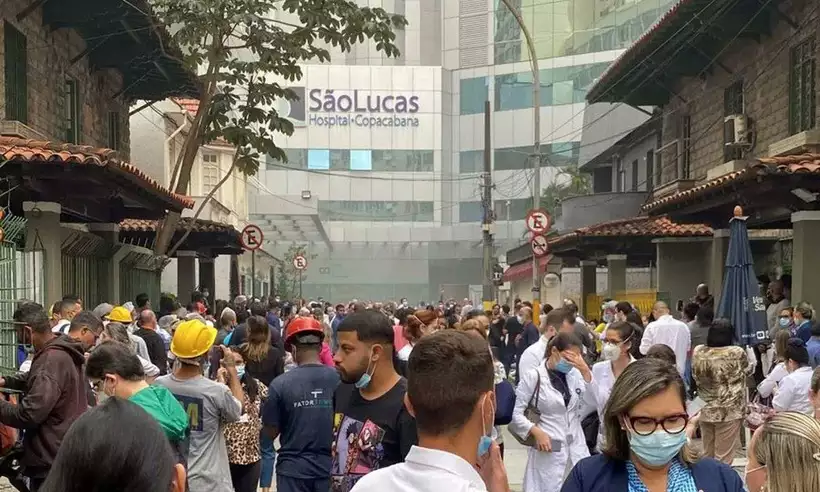 Imagem Ilustrando a Notícia: Hospital em Copacabana (RJ) é incendiado e pacientes são retirados às pressas; assista