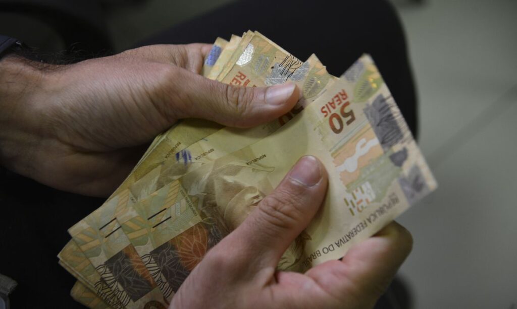 Imagem Ilustrando a Notícia: Lei que fixa salário mínimo em R$ 1.212 é promulgada