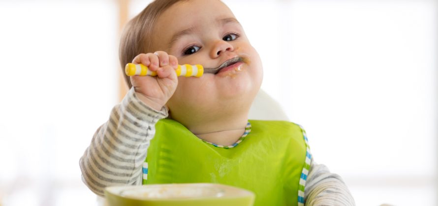 Imagem Ilustrando a Notícia: Introdução alimentar de bebês: pediatra goiana explica sobre riscos da alimentação antes do 6º mês de vida