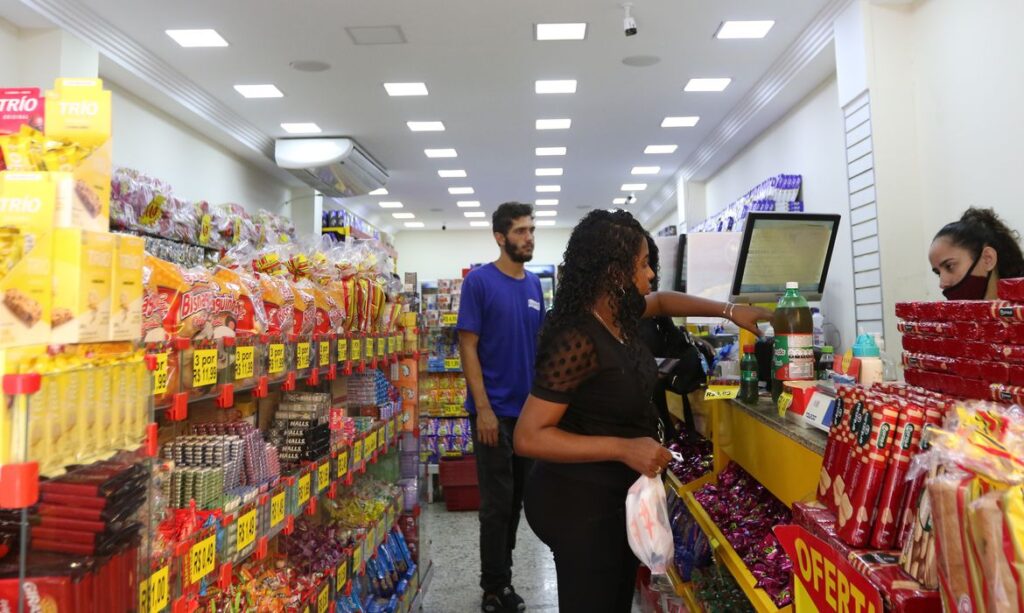 Imagem Ilustrando a Notícia: 71% dos moradores de Goiânia vão comprar presentes no Dia dos Namorados, diz CDL