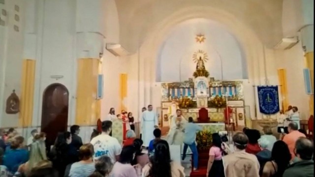 Imagem Ilustrando a Notícia: Homem ataca padre durante missa de Santo Antônio porque não podia casar outra vez; assista o vídeo