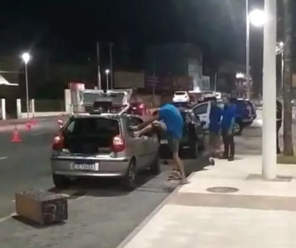 Imagem Ilustrando a Notícia: Homem destrói o próprio carro após ser parado em blitz na Bahia; veja vídeo