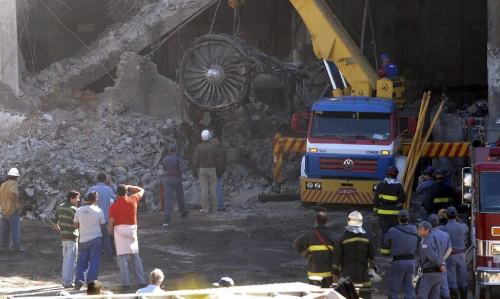 Imagem Ilustrando a Notícia: Acidente com avião da TAM: há 15 anos, Brasil vivia um dos maiores acidentes aéreos do país