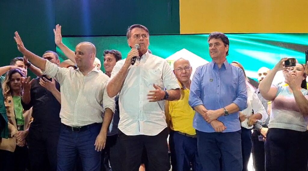 Imagem Ilustrando a Notícia: “Temos que nos cercar de pessoas honradas e competentes”, diz Bolsonaro ao avalizar chapa